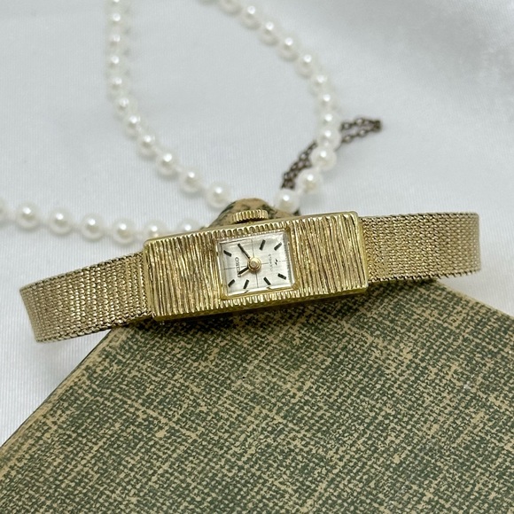 Seiko Accessories - Slender Gold Vintage Seiko Wind-Up Watch